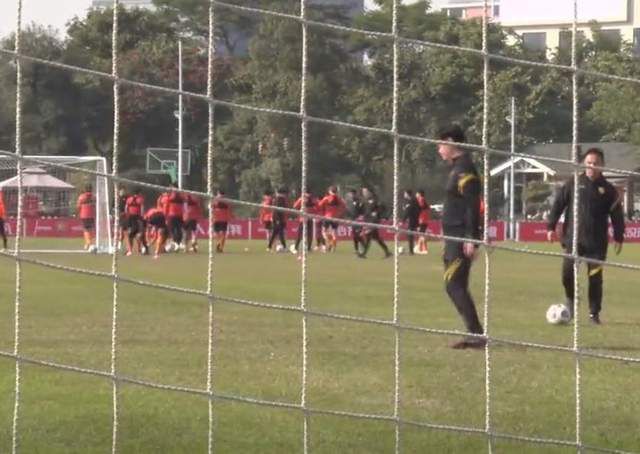 意大利球员协会(AIC)举办的年度最佳大奖(Gran Gala del Calcio)颁奖典礼，奥斯梅恩获得22/23赛季意甲最佳球员。